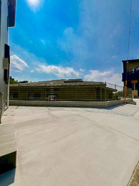 外観:広々とした駐車場は多用途にご利用いただけるスペースです。駐車＋駐輪にも困らない広さが有ります。