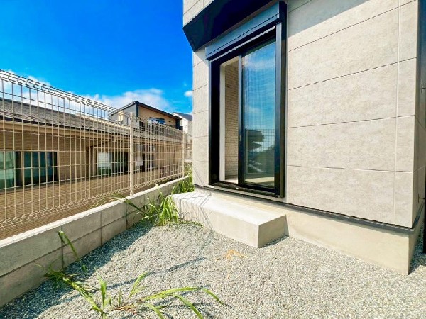 外観:暮らしに潤いと癒しをもたらすお庭があります。プライベートな空間なので、夏にはお子様のプールが楽しめますし、ちょっとしたガーデンニングにも最適です。