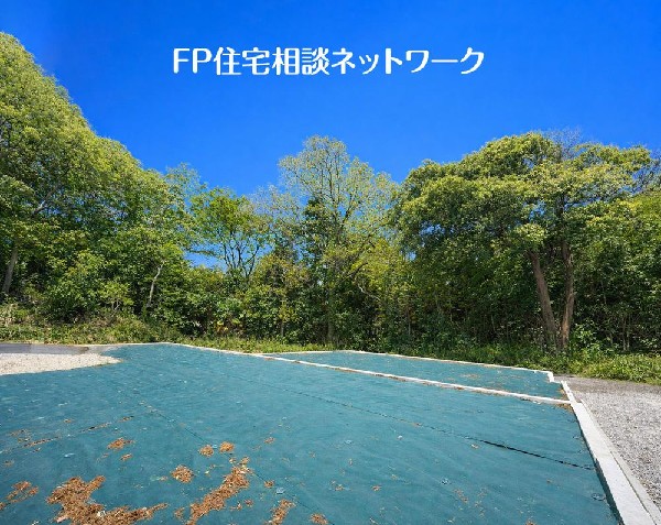 外観:陽光が差し込み、爽やかな風が通り抜けるひと時。静かな街並みに包まれた穏やかな時間が、心にゆとりをもたらしてくれます。