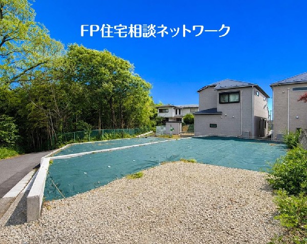 外観:たっぷりの陽射しと爽やかな風に包まれる、恵まれた住環境。静穏な街並みのなかで、穏やかに時を重ねる暮らしを描ける土地です。