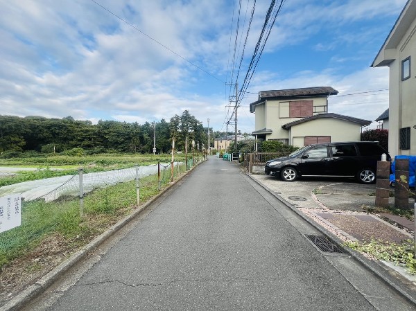 外観:前面道路は閑静な住宅地をはしる車通りの少ない道路