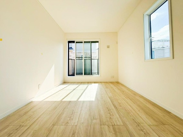 光が取り込みやすい2面採光の居室。日当たり良好です。しっかりとした大きさのクローゼットを完備し、収納スペースも十分。初めてのお子様にとっての「自分の部屋」。学習デスクやベッドの配置もラクラクです。