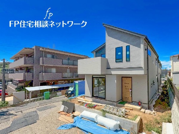 外観:◇外観◇  深く豊かな緑と爽快な青い空を感じるまさに横浜に暮らす心地よさを存分に堪能いただける邸宅です。グレードの高い設備仕様が標準装備のデザイン住宅で快適で便利な生活をお送り頂けます。