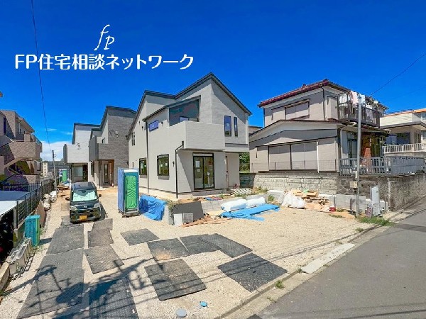 外観:◇外観◇  閑静な住宅地に馴染む落ち着いた色合いの外観。長く愛着を持って頂きたいからこそ飽きのこないシンプルな色目に仕上げました。外壁には耐久性・防汚性に優れたサイディング材を使用しております！