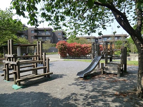 周辺環境:下永谷三丁目公園(下永谷三丁目公園まで350m)