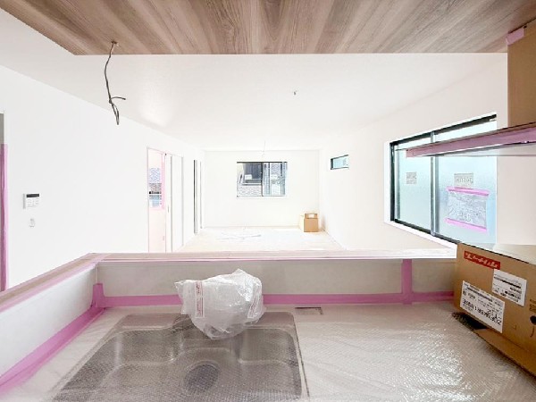 ◇キッチン◇  リビングを見渡せるカウンターキッチンでお子様の様子を伺いながら食事の支度が出来ます。家族の気配を感じられる、そんな空間を演出できるキッチンです。