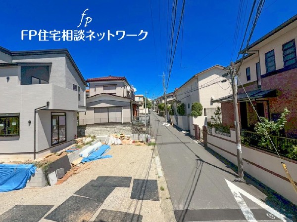 外観:◇前面道路の様子◇  閑静な車通りの少ない道路。お車の出し入れが苦手なママや小さなお子様にも安心ですね。車のすれ違いも問題なくできるので、ストレスなく運転できます！