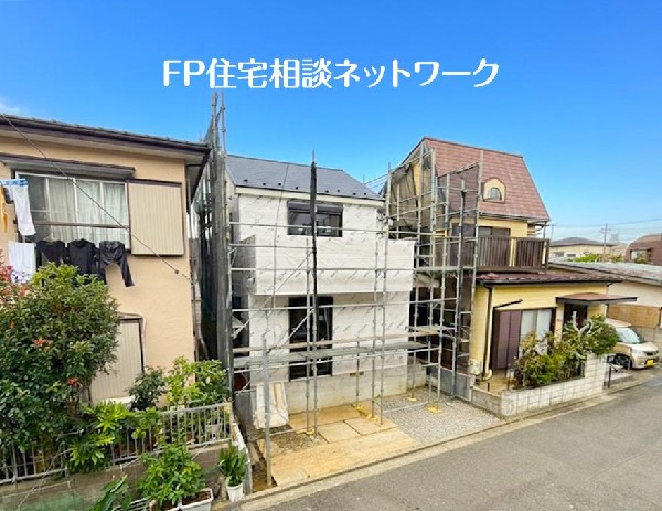 外観:前面道路は車通りの少ない道路。段差もなくお車の出し入れが苦手な方も駐車しやすそうです。