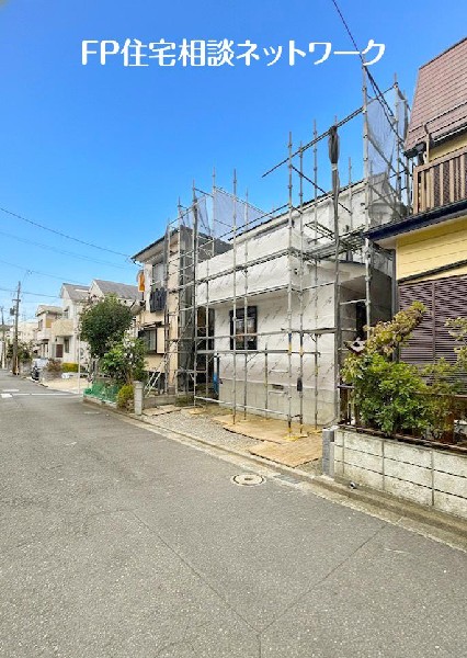 外観:前面道路は幅4.5ｍの公道。車通りが少なく敷地との高低差もないので、車の出入りがしやすいですね。