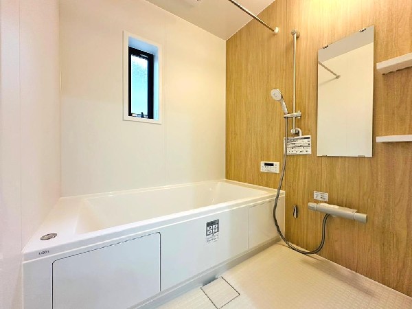 心身の疲れを癒すリラクゼーション空間　カラーも優しく落ち着いたものを　温かなお湯につかりながらゆったりと目を閉じる。