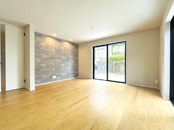 リズミカルな音楽が流れココロ踊るこのときめく空間。マガジンラックに今はまっている雑誌を置き、家事を済ませた後のブレイクタイムの励みに。パントリー収納もあるからまとめ買いで効率UP！