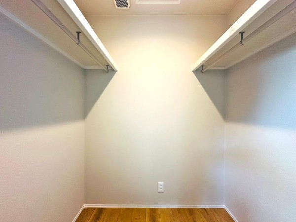 適材適所の収納。すっきり暮らすことができるファミリークローク。収納棚は自分好みに高さや数を変えることができます！