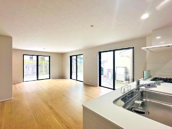 キッチンは開放感のあるカウンタータイプを採用　家事をしながらリビング・ダイニングが見渡せ、窓からはたくさんの光が差し込みます♪