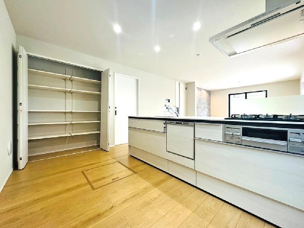 ☆☆ゆったりとしたキッチンスペース☆☆  家族の元気の源　それがこのキッチンです♪ひろびろとしたキッチンスペースには沢山の調理器具や調味料が収納でき、大きな流しもついてます　毎日のお料理が楽しみです♪