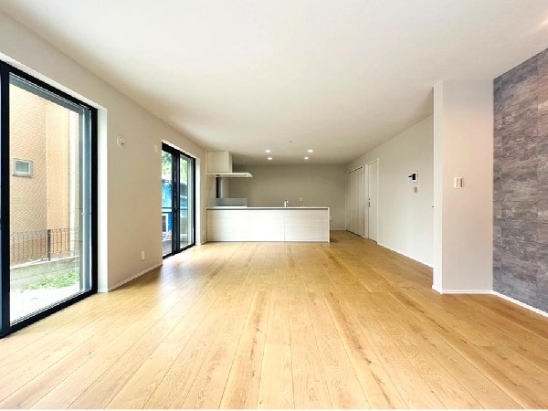 窓をあけるとすがすがしい空気が肌をひきしめる朝。鳥たちのさえずりが「おはよう」のあいさつに聞こえる。大好きなオムライスとコーヒーの香りにゆっくりと笑顔に変わっていく時間。