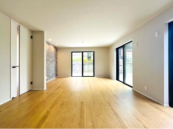 ☆☆家族の会話や笑顔が行き交うリビング☆☆  リビングで子供を走り回らせたい♪大きなソファやダイニングテーブルでゆったり食事をしたりくつろぎたい♪そんな夢が叶えられる空間です♪