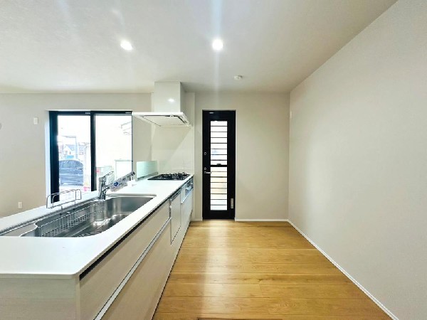 美味しい料理を作りたくなるような気持ちにさせてくれるオープンキッチン。見上げると柔らかなダウンライトが包み込み、彩りを添えます。