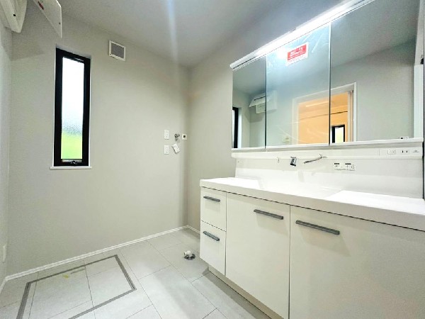 スッキリと片付いたパウダールームで顔を洗うことから一日が始まる。鏡にうつる顔はまだ寝ぼけまなこ。さっぱりしたら自慢のスマイルをひとつ。