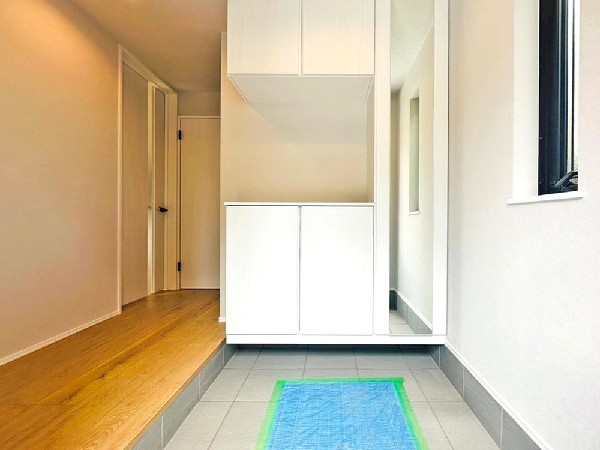 外観:一日の始まりを後押ししてくれるエントランスの飾り棚。季節の花や小物を飾って気分もリフレッシュ　ちょっぴり自慢したくなる我が家のアトリエ。