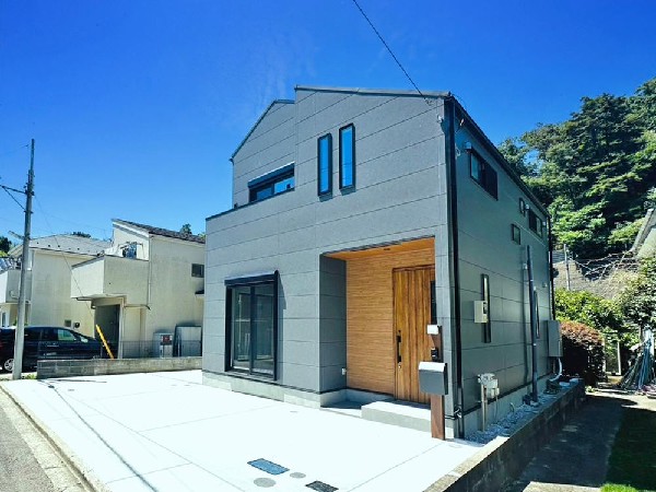 外観:隣地と距離を置き、優美に佇む外観。飾る植栽が暮らす家族と来訪者の目をの楽しませる演出。設計士が丁寧に作りこんだこだわりの邸宅