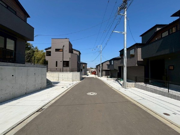 外観:落ち着きある住宅街、一種低層住居専用地域内に位置しています。日当りを大きく遮られることもありません。