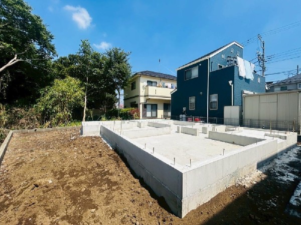 外観:窓枠から切り取られたまるで写真のような澄み切った光景。季節の移り変わりとともに、ゆっくりと愛でる時のありがたみ。