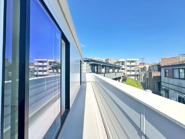 広がる景色がまるで絵画のように感じる。あたたかな光あふれる家族の憩いの場。