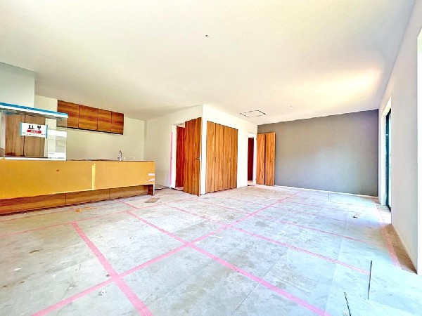 リビング施工中　間もなく完成♪