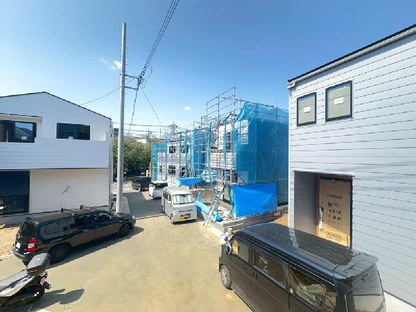 外観:愛犬と寛ぐのんびりした時間　そよぐ風、緑の香り　まるで写真のような澄み切った光景。少しずつ育む家族との時間やありがたみ。幸せを噛みしめる穏やかな生活。