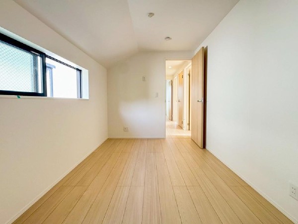 清潔感あるカラーで仕上げられた内装です。世代を問わず人気で、インテリアも合わせやすい色調ですので、落ち着きと安らぎを感じさせる雰囲気になっています。