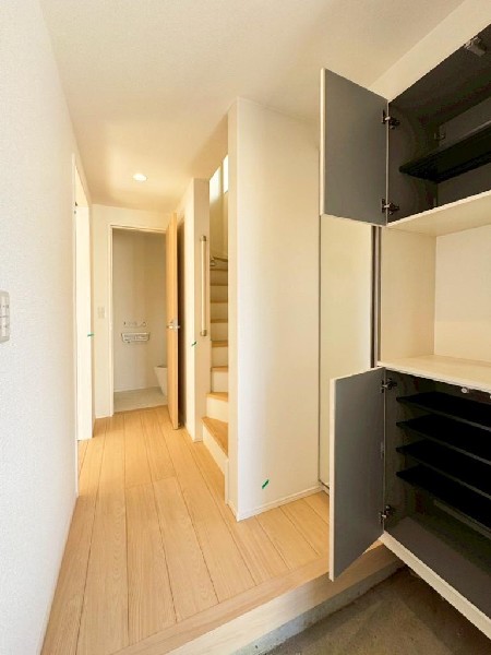 外観:玄関は家の中に入る時一番最初に目に付く場所だからこだわりたいですよね！明るい雰囲気の色目でお部屋の雰囲気をそのまま表しているようです。