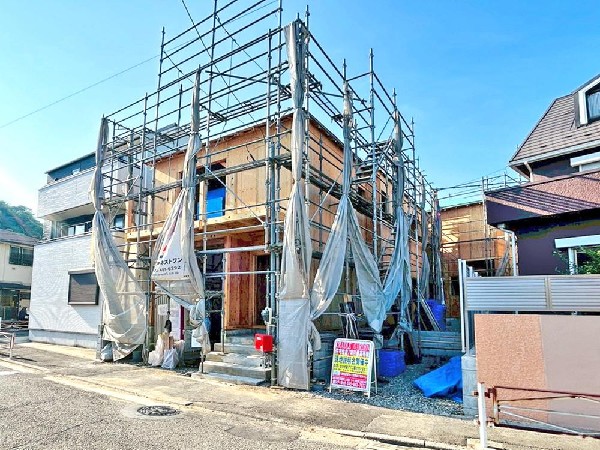 外観:窓枠から切り取られたまるで写真のような澄み切った光景。季節の移り変わりとともに、ゆっくりと愛でる時のありがたみ。