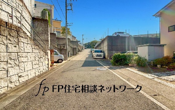 外観:閑静な車通りの車通りの少ない道路。お車の出し入れが苦手なママや小さなお子様にも安心ですね。しっかり舗装もされているので、ベビーカーや自転車で通っても快適に通行できます。