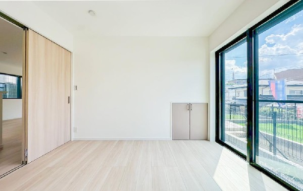 光が沢山取り込める大きな窓。日差しを長時間受ける事が出来る暖かいお部屋です。もちろんペアガラスなので、遮音性に優れ、結露も発生しにくい構造。サッシ周りのカビが発生しにくくなりますね。