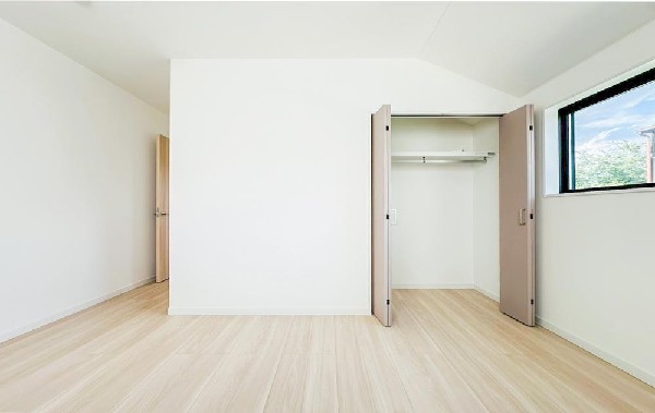 2面採光でお部屋の隅々まで明るい居室。おひさまの光を、爽やかな風をたっぷりと取り込めます。居室内はいつも明るい印象ですので、気持ちの良い朝を迎えられそう。毎日の生活も自然と明るくなりますね。