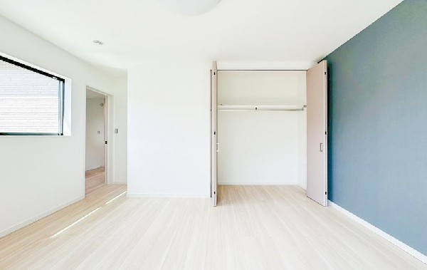 居室には収納クローゼットを完備！普段使いのお洋服や小物はもちろん、季節物のお洋服などもしっかりと整理整頓おしまい頂けます。居室空間をより広く隅々までお使いいただけますね。
