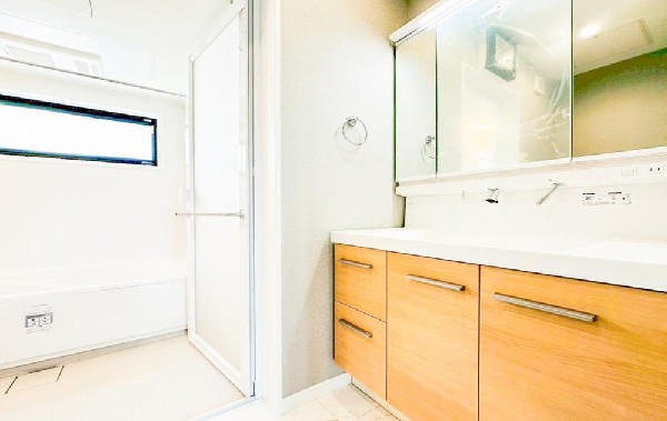ゆとりのある洗面スペースで、朝の身支度やお掃除・片付けも快適スムーズです。３面鏡で髪のセットやお化粧もストレスなくこなせ、朝から気分良く通勤通学に向かえそうですね！