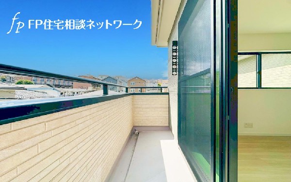 開放的なバルコニーは太陽の温かな温もりをめいっぱい受け止めてくれます。太陽の光と爽やかな風を受けたお洗濯物はあっという間に乾き、取りこむ時には太陽の匂いを感じられそうですね。