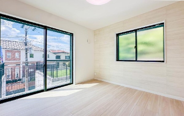 ＬＤＫのメインとなる大きな窓。開口部からは暖かい日差しが長い時間射し込みます。天気の良い日は是非窓を開けて風通しの良さもご体感下さい。明るいＬＤＫがご家族団欒の時を包みます。