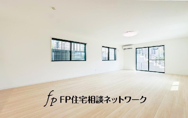 ソファを置いてゆったり寛げる広さのリビングは、ご家族の憩いの場にぴったり！2階にリビングを設けており、プライバシーを確保できます。道路からの視線も気になりません。