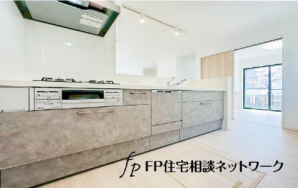 リビングを見渡せるカウンターキッチンでお子様の様子を伺いながら食事の支度が出来ます。家族の気配を感じられる、そんな空間を演出できるキッチンです。