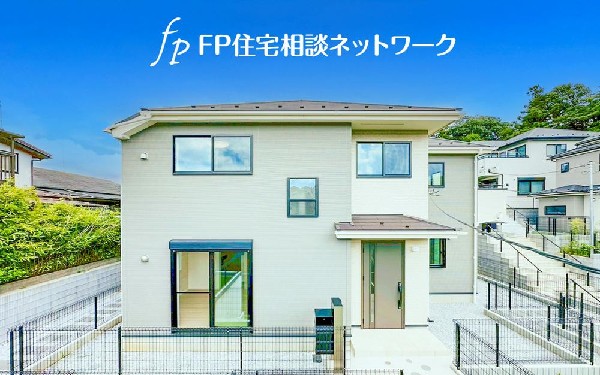 外観:深く豊かな緑と爽快な青い空を感じるまさに横浜に暮らす心地よさを存分に堪能いただける邸宅です。グレードの高い設備仕様が標準装備のデザイン住宅で快適で便利な生活をお送り頂けます。