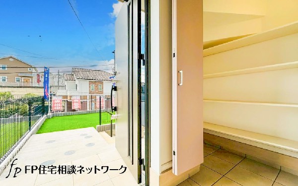 外観:住まう人の帰り、訪れる人を優しく迎える安らぎに満ちた空間。上質感あふれるエントランス。