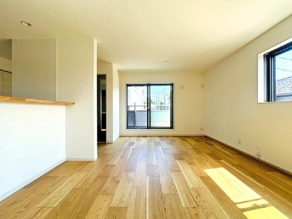 窓をあけるとすがすがしい空気が肌をひきしめる朝。鳥たちのさえずりが「おはよう」のあいさつに聞こえる。大好きなオムライスとコーヒーの香りにゆっくりと笑顔に変わっていく時間。