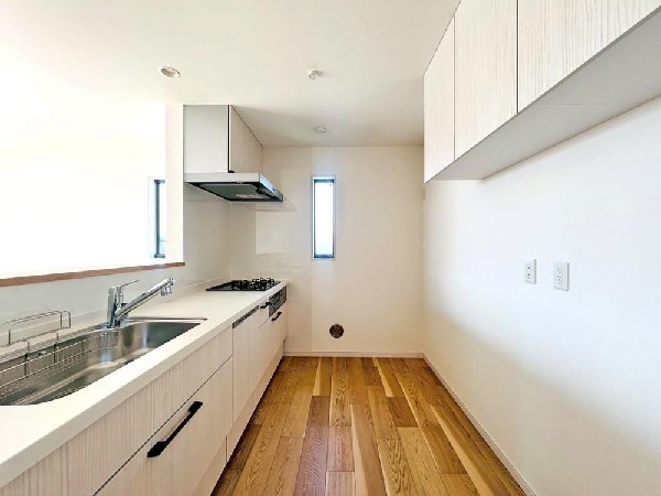 家族で並んでクッキング。皆でわいわい楽しく作るお料理は愛情たっぷりのごちそうに。キッチンで過ごす家族時間は大人になっても心に残る素敵なオンリーワン。