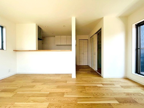 リズミカルな音楽が流れココロ踊るこのときめく空間。これまで何気なく感じていた家族の生活導線も美しく感じる瞬間　ここは我が家の”お城”なんだと幸せに包まれる。