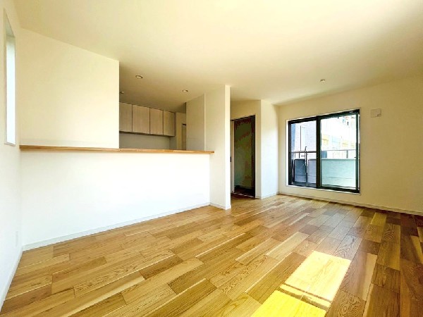 家族の思いを抱きながら、平和であることに感謝したくなる悠久の時。あたかかく感じるのは、陽当りだけではなかった！広く和やかに暮らせる空間と、家族の存在が胸にジーンと響きわたる。