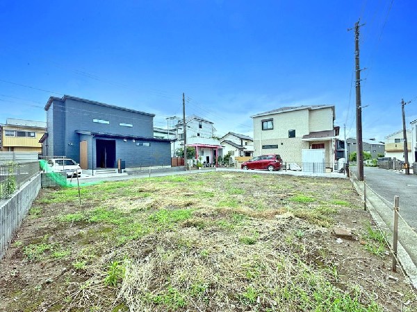 外観:周辺道路は交通量の少ない閑静な住宅地