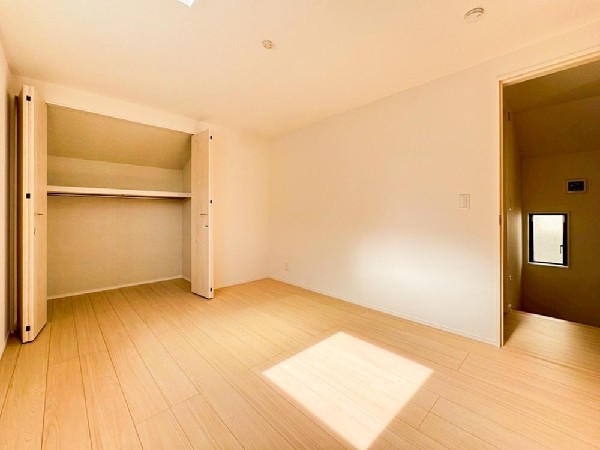 【３号棟】全居室には大型の収納クローゼットを完備。普段使いのお洋服や小物はもちろん、季節物のお洋服などもしっかりと整理整頓出来る。居室空間を隅々まで使えるのが嬉しい。