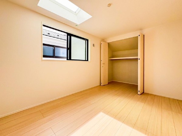 洋室にはトップライト（天窓）を設けました。本来は暗くなってしまいがちな北側のお部屋も、太陽の光を取り入れ自然な明るさになっています。